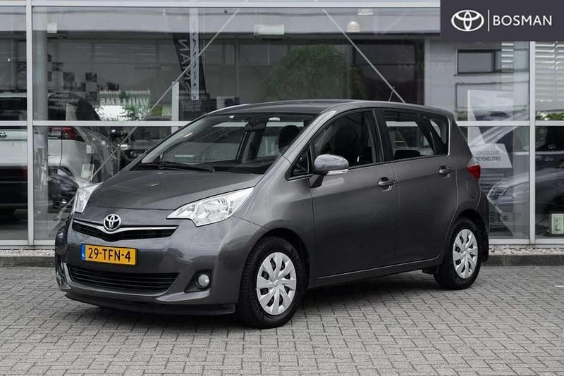 Grijs Gebruikt 2012 Toyota Verso-S MPV | € 8.950 (Eerlijke prijs) - Afbeelding 1/4