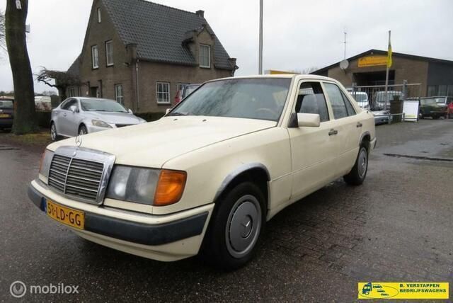 Geel Gebruikt 1991 Mercedes 200 Sedan | € 1.850 - Afbeelding 1/4