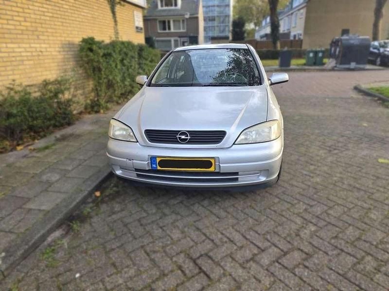 Zilver Gebruikt 2002 Opel Astra Hatchback | € 899 (Eerlijke prijs) - Afbeelding 1/4