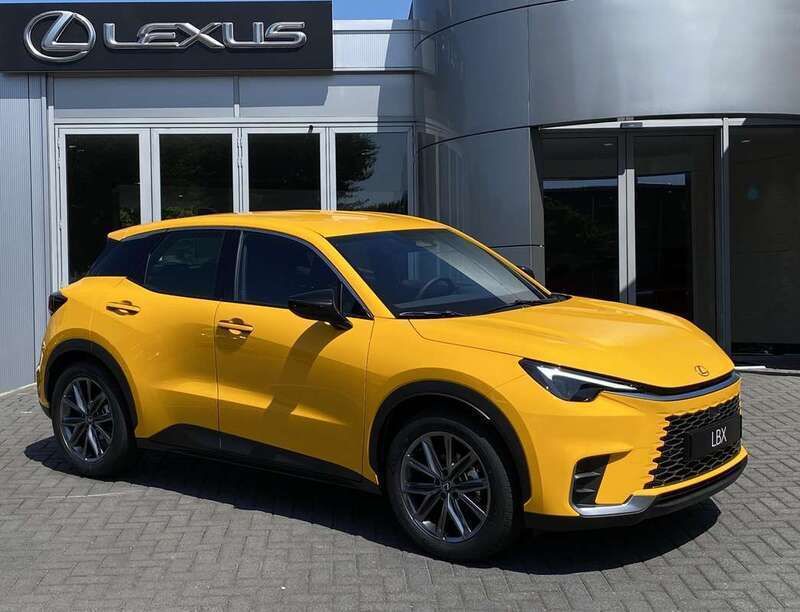 Geel Nieuw 2025 Lexus LBX SUV | € 44.990 (Iets duurder) - Afbeelding 1/4