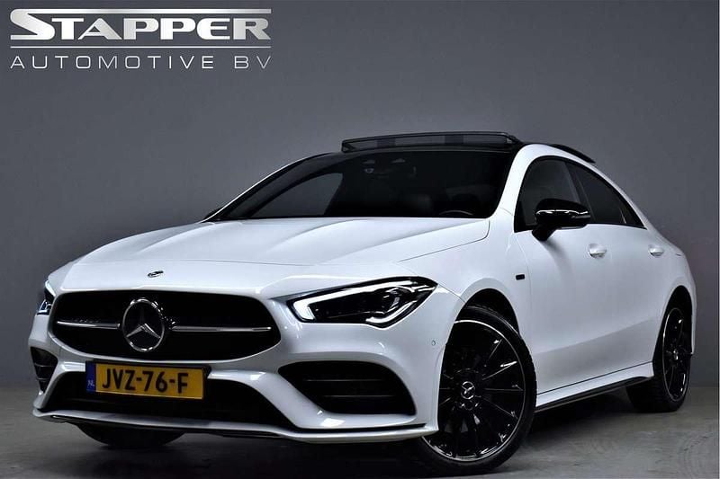 Wit Occasion 2020 Mercedes CLA250e AMG line Sedan | € 31.895 (Eerlijke prijs) - Afbeelding 1/4