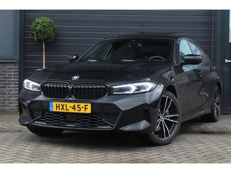 Zwart Gebruikt 2024 BMW 330 M Sport Sedan | € 46.999 (Eerlijke prijs) - Afbeelding 1/4
