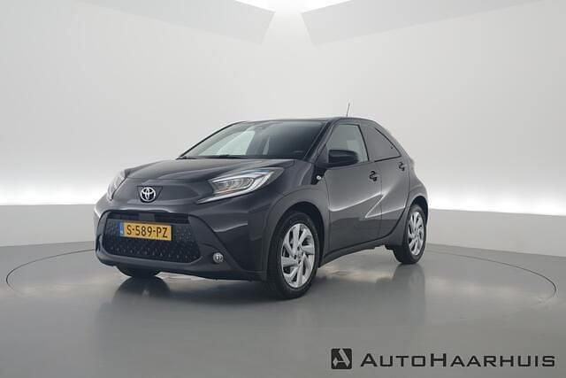 Zwart Gebruikt 2023 Toyota Aygo Hatchback | € 16.450 (Eerlijke prijs) - Afbeelding 1/3