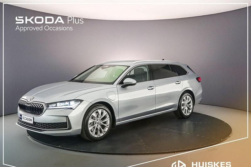 Zilver Gebruikt 2024 Skoda Superb Business Line Hatchback | € 43.000 - Afbeelding 1/4