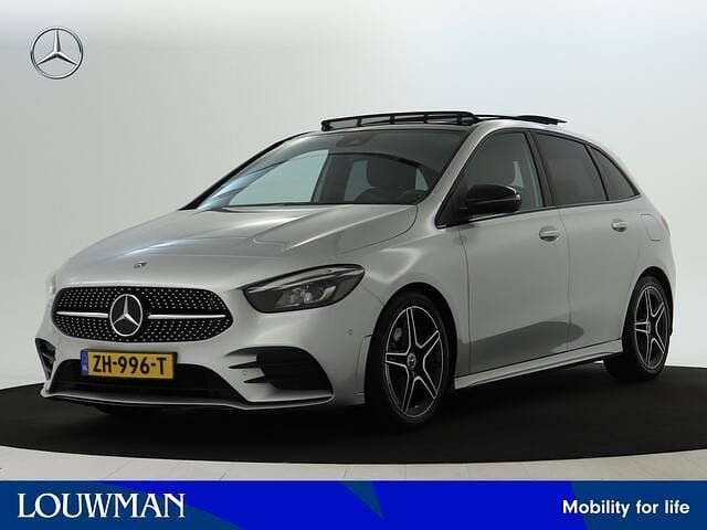 775 iridiumzilver (licht grijs metallic) Gebruikt 2019 Mercedes B180 AMG MPV | € 26.445 (Eerlijke prijs) - Afbeelding 1/4
