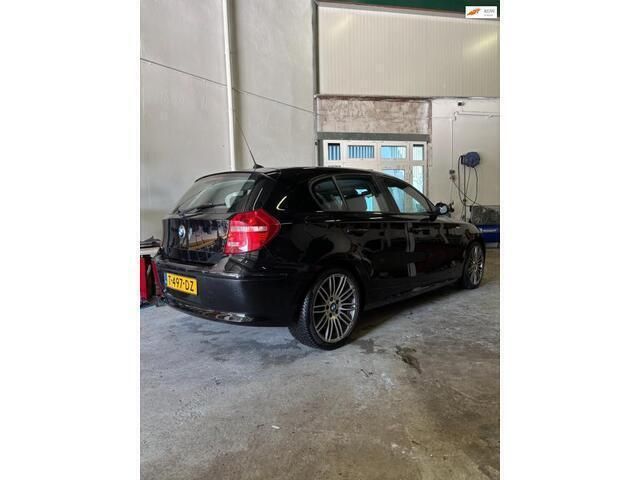 Zwart Gebruikt 2009 BMW 118 Executive Hatchback | € 4.995 (Eerlijke prijs) - Afbeelding 1/4