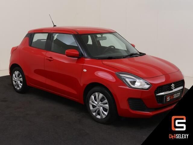 Rood Gebruikt 2021 Suzuki Swift Comfort Hatchback | € 17.990 (Eerlijke prijs) - Afbeelding 1/4