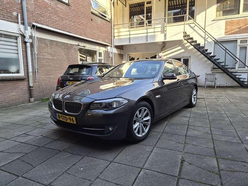 Bruin Occasion 2012 BMW 520 Executive Sedan | € 8.950 (Super prijs) - Afbeelding 1/4