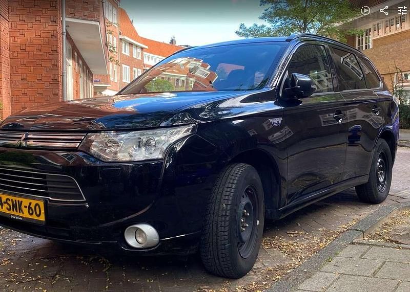 Zwart Gebruikt 2013 Mitsubishi Outlander P-HEV Instyle SUV | € 7.800 (Goede deal) - Afbeelding 1/4