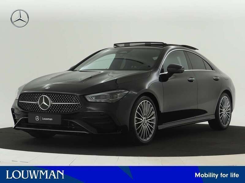 Donker kosmoszwart metaalkleur metallic Nieuw 2024 Mercedes CLA180 AMG line Plus Sedan | € 56.310 - Afbeelding 1/4