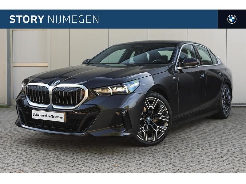 Grijs Gebruikt 2024 BMW 530e M Sport Sedan | € 64.950 - Afbeelding 1/4