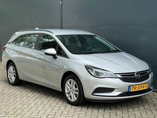 Grijs Gebruikt 2017 Opel Astra Edition Stationwagen | € 6.245 (Eerlijke prijs) - Afbeelding 1/4