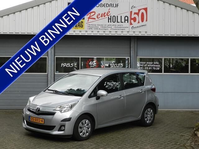 Grijs Gebruikt 2012 Toyota Verso-S MPV | € 7.440 (Eerlijke prijs) - Afbeelding 1/4