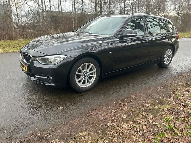Zwart Occasion 2013 BMW 320 Efficient Dynamics Stationwagen | € 5.950 (Eerlijke prijs) - Afbeelding 1/4