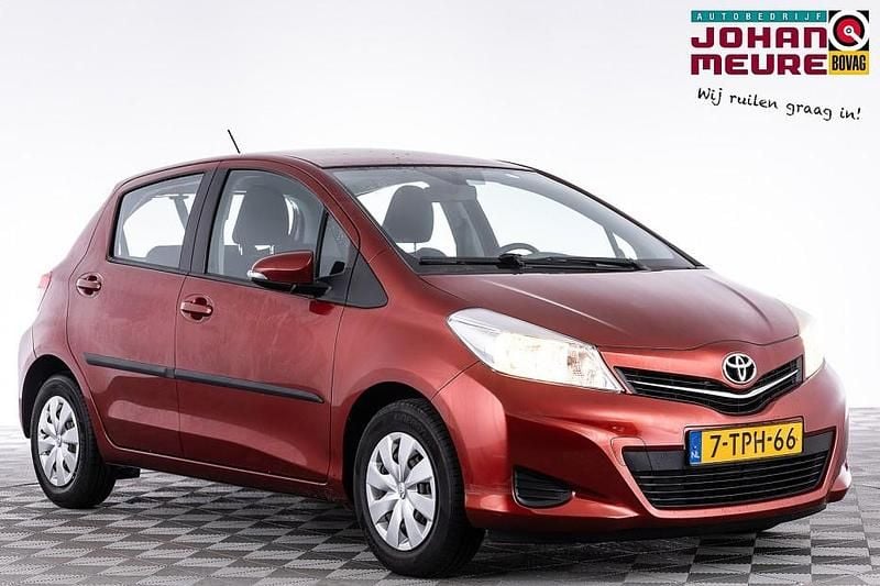 Rood Occasion 2014 Toyota Yaris Hatchback | € 9.900 (Eerlijke prijs) - Afbeelding 1/4