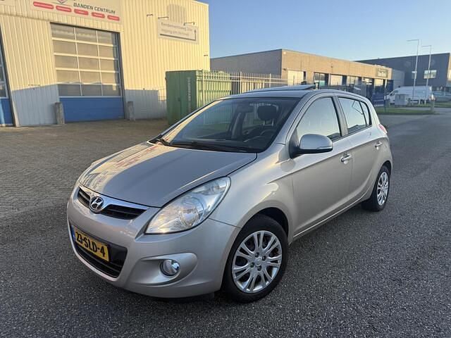 Grijs Gebruikt 2011 Hyundai i20 Hatchback | € 3.599 (Eerlijke prijs) - Afbeelding 1/4