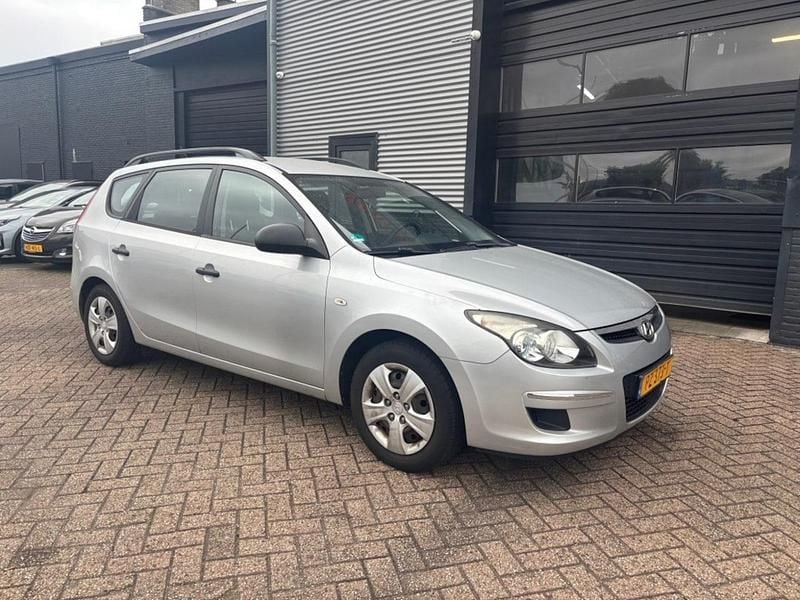Grijs Occasion 2009 Hyundai i30 Stationwagen | € 1.750 (Super prijs) - Afbeelding 1/4