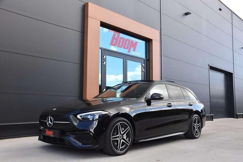 Zwart Gebruikt 2022 Mercedes C300e AMG Stationwagen | € 34.945 (Eerlijke prijs) - Afbeelding 1/4