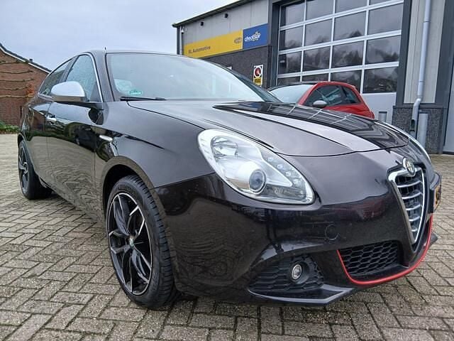 Zwart (metallic) Gebruikt 2012 Alfa Romeo Giulietta Distinctive Hatchback | € 6.995 (Eerlijke prijs) - Afbeelding 1/4