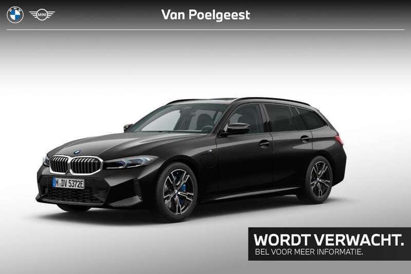 Black sapphire metallic (zwart metallic) Gebruikt 2024 BMW 330e Comfort Edition Stationwagen | € 59.900 (Eerlijke prijs) - Afbeelding 1/2