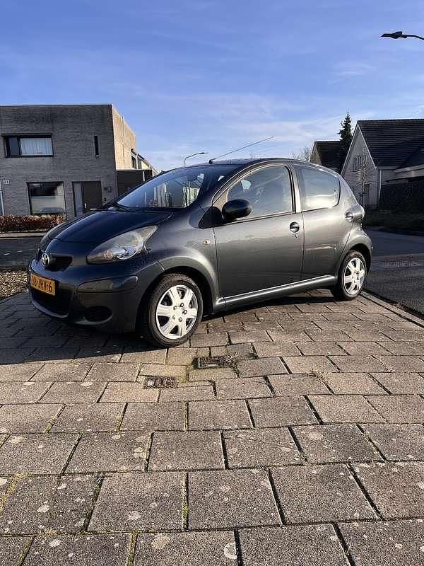 Grijs Occasion 2009 Toyota Aygo Comfort Hatchback | € 1.900 (Goede deal) - Afbeelding 1/4