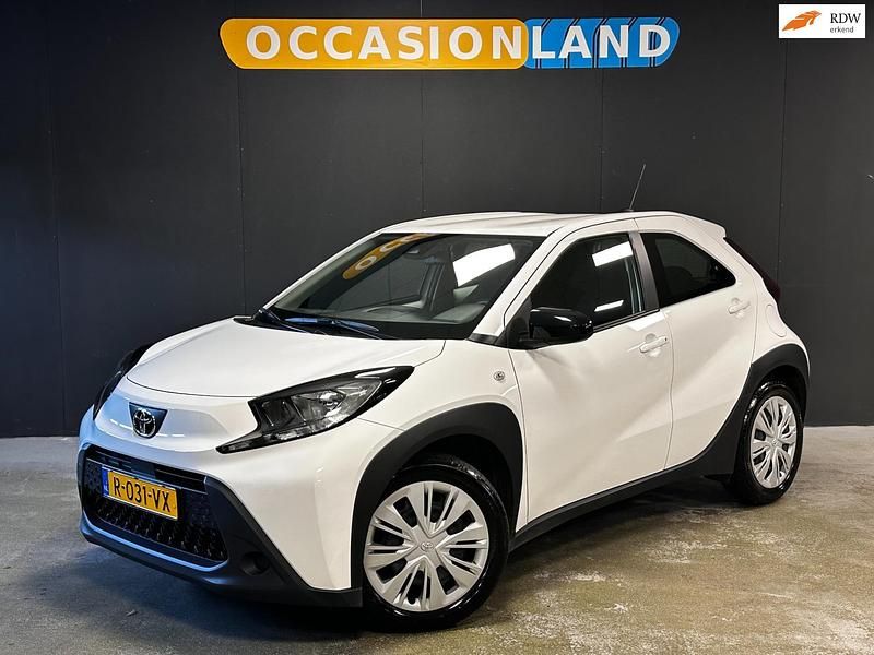 Wit Gebruikt 2022 Toyota Aygo Play Hatchback | € 15.800 (Goede deal) - Afbeelding 1/4
