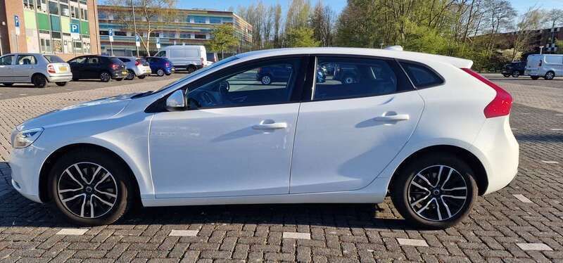 Wit Gebruikt 2019 Volvo V40 Stationwagen | € 17.500 (Eerlijke prijs) - Afbeelding 1/4