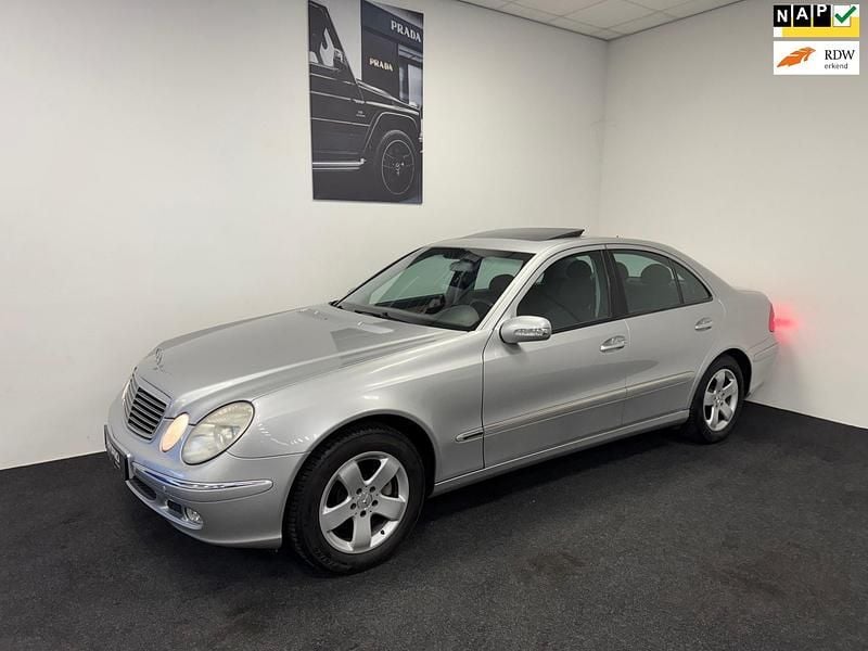 Grijs Gebruikt 2003 Mercedes E200 Avantgarde Sedan | € 5.990 (Eerlijke prijs) - Afbeelding 1/4