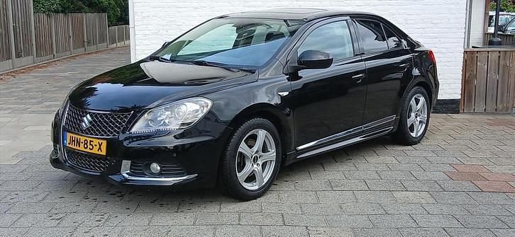 Zwart (metallic) Gebruikt 2012 Suzuki Kizashi Sport Sedan | € 17.499 - Afbeelding 1/4