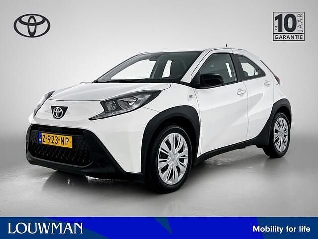 Wit Gebruikt 2024 Toyota Aygo Play Hatchback | € 17.945 (Eerlijke prijs) - Afbeelding 1/4