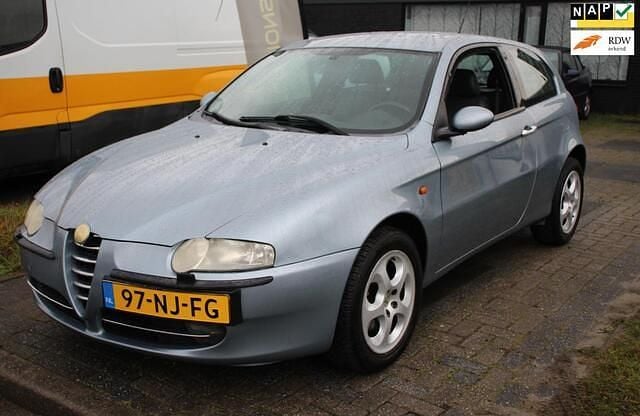 Blauw (metallic) Occasion 2004 Alfa Romeo 147 Veloce Hatchback | € 1.450 - Afbeelding 1/4