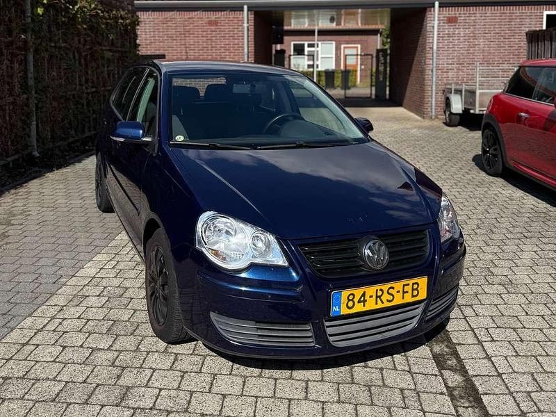 Blauw Gebruikt 2005 VW Polo Hatchback | € 2.250 (Eerlijke prijs) - Afbeelding 1/4