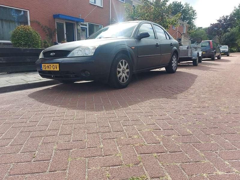 Zwart Gebruikt 2001 Ford Mondeo Collection Hatchback | € 800 (Goede deal) - Afbeelding 1/4
