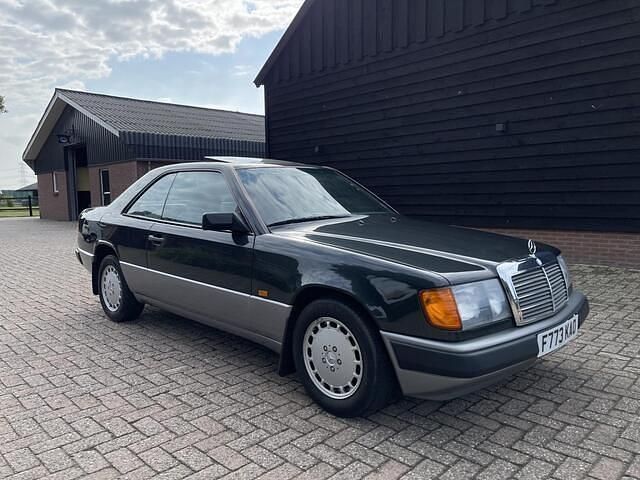Zwart Gebruikt 1988 Mercedes 200 | € 12.900 - Afbeelding 1/4