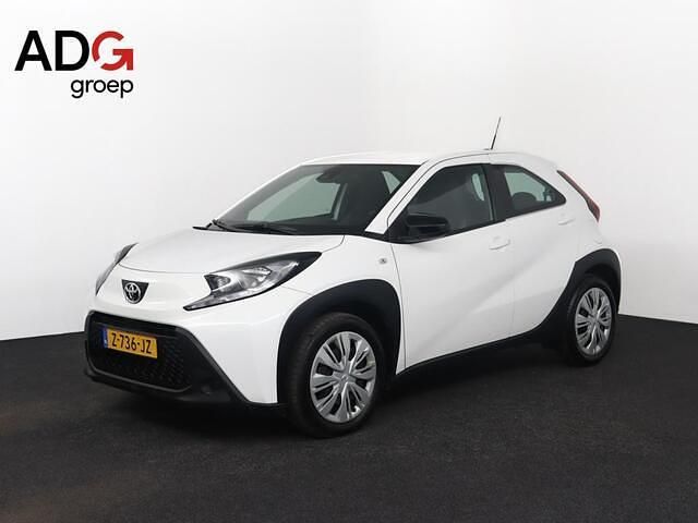 Wit Gebruikt 2024 Toyota Aygo Play Hatchback | € 17.400 (Eerlijke prijs) - Afbeelding 1/4