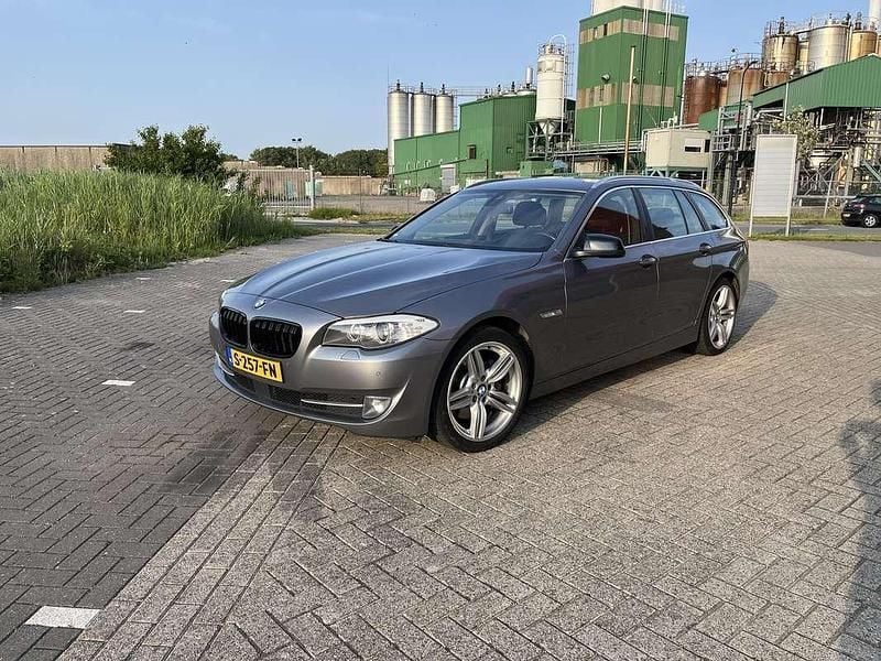 Grijs Gebruikt 2013 BMW 528 Executive Stationwagen | € 13.799 (Iets duurder) - Afbeelding 1/4