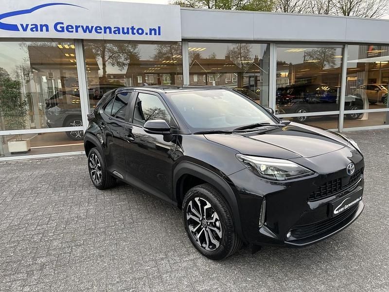 Zwart Gebruikt 2022 Toyota Yaris SUV | € 26.955 - Afbeelding 1/4