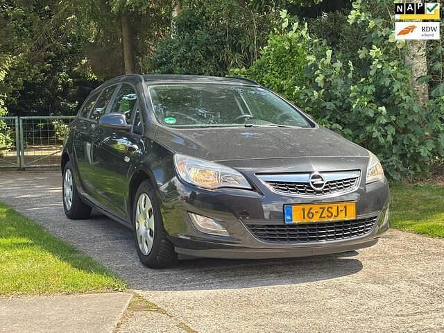 Zwart Gebruikt 2012 Opel Astra Cosmo Stationwagen | € 3.750 (Eerlijke prijs) - Afbeelding 1/4