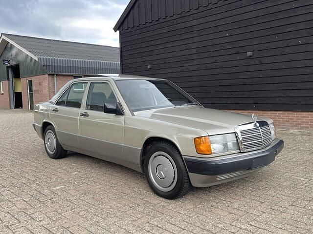 Grijs Gebruikt 1990 Mercedes 190 Sedan | € 19.900 - Afbeelding 1/4