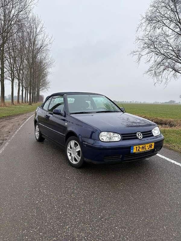 Blauw Occasion 2001 VW Golf Cabriolet Highline Cabriolet | € 2.300 (Super prijs) - Afbeelding 1/4