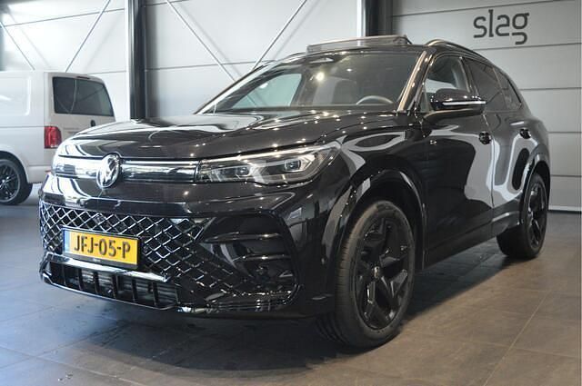Zwart Gebruikt 2024 VW Tiguan R-line SUV | € 57.900 - Afbeelding 1/3