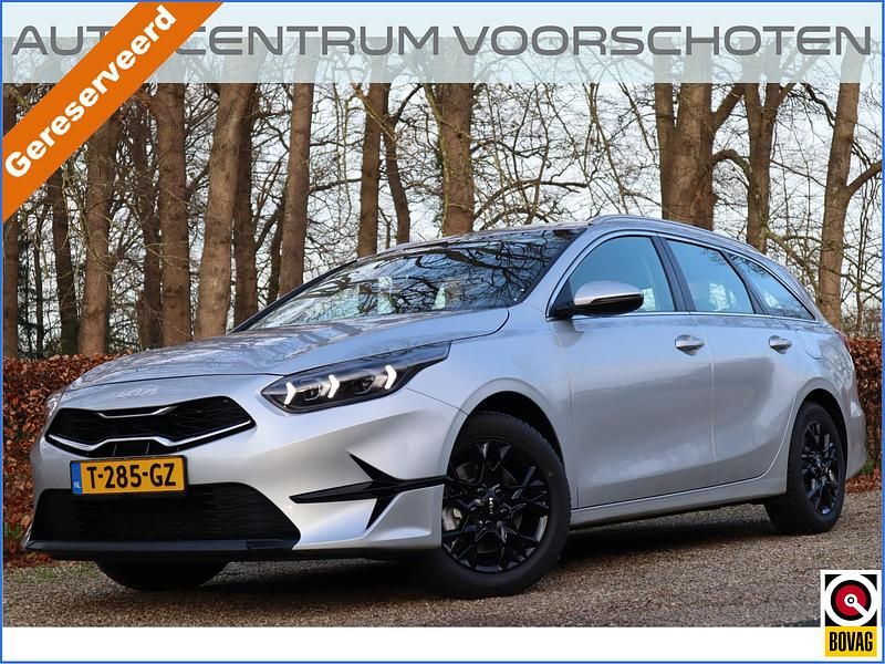 Grijs Gebruikt 2023 Kia Ceed Hatchback | € 18.400 (Eerlijke prijs) - Afbeelding 1/4