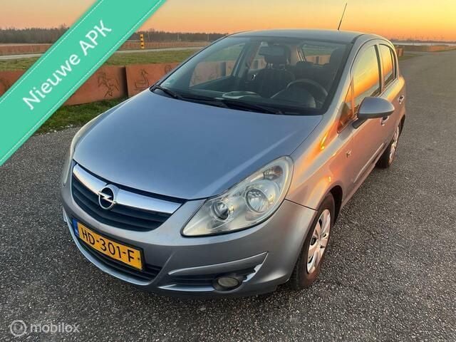 Grijs Occasion 2007 Opel Corsa Essentia Hatchback | € 1.390 (Eerlijke prijs) - Afbeelding 1/4