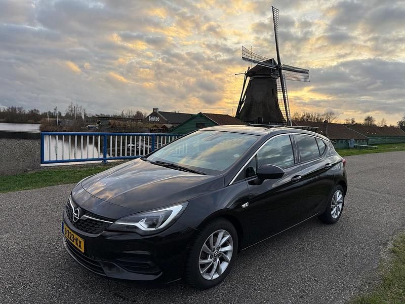Zwart Occasion 2020 Opel Astra Elegance Hatchback | € 8.900 (Goede deal) - Afbeelding 1/4