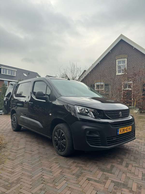Zwart Gebruikt 2021 Peugeot Partner Premium MPV | € 12.450 (Eerlijke prijs) - Afbeelding 1/4