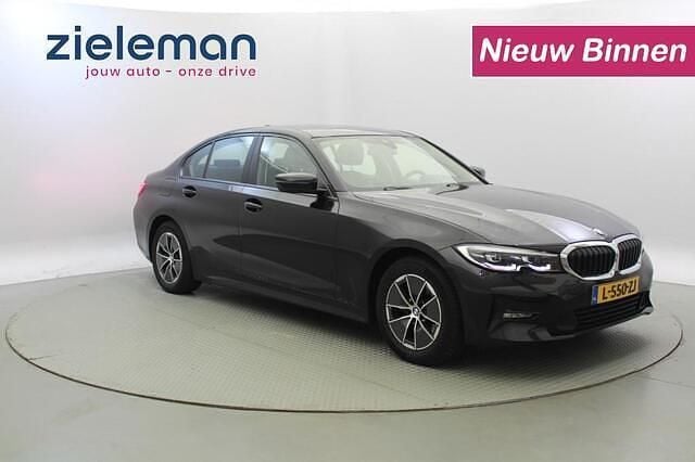 Zwart Gebruikt 2021 BMW 318 Comfort Edition Sedan | € 24.845 (Goede deal) - Afbeelding 1/4