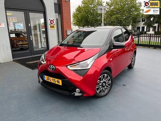 Rood Gebruikt 2020 Toyota Aygo X-clusiv Hatchback | € 16.850 (Iets duurder) - Afbeelding 1/4
