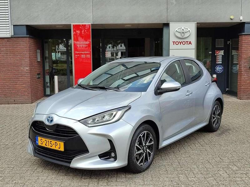 Grijs, metallic lak Gebruikt 2023 Toyota Yaris Hybrid Hatchback | € 20.990 (Eerlijke prijs) - Afbeelding 1/4