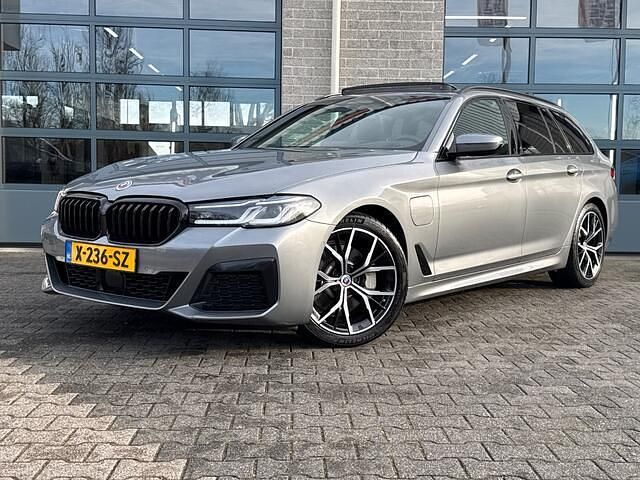 Grijs Occasion 2023 BMW 530e M Sport Stationwagen | € 43.850 (Eerlijke prijs) - Afbeelding 1/4