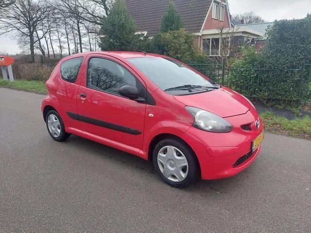 Occasion Toyota Aygo 68 PK (50 kW) 2006 Rood Hatchback